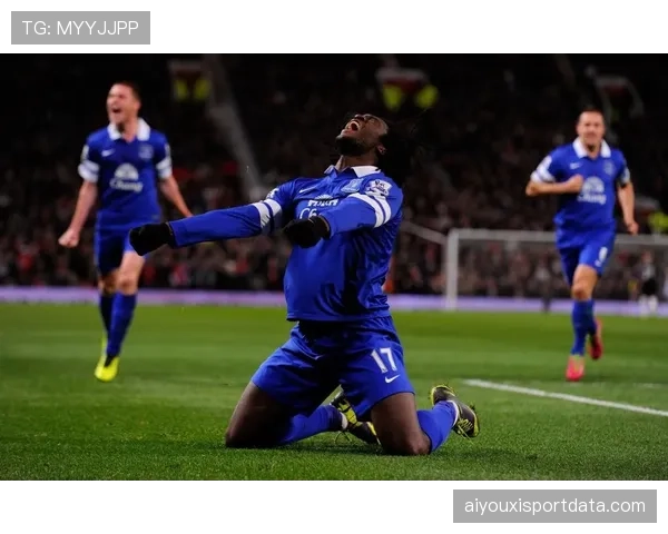 “训练动态：巴黎圣日耳曼演练前场任意球“一拨一踩一射”新套路”